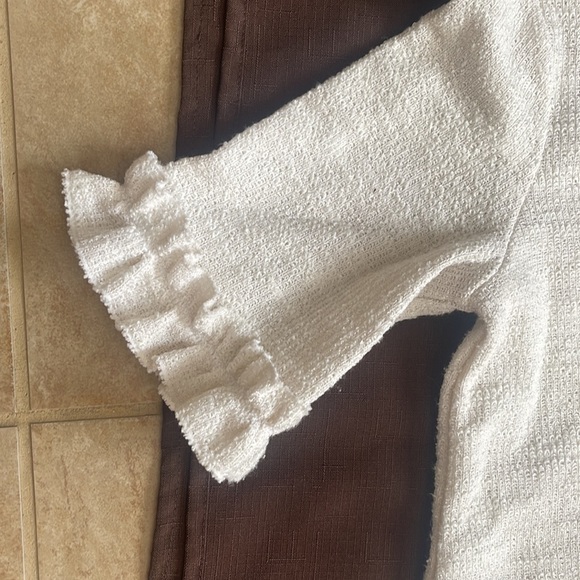 Banana Republic white knit short sleeve sweater with ruffled sleeves - Picture 2 of 4